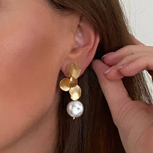 Load image into Gallery viewer, Gold Folded Flower Pearl Earrings
