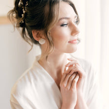 Load image into Gallery viewer, Lottie Cluster Pearl Earrings
